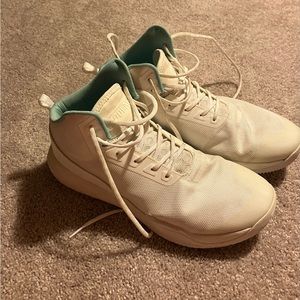 GREAT CONDITION—White Womens MOOLAH basketball shoes size 11